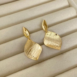 BRINCO MEDIO EM OURO - BM032619