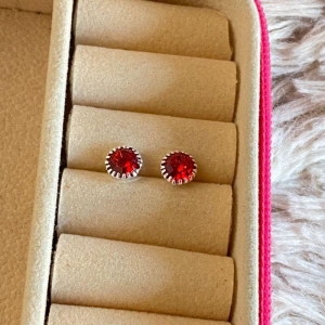 BRINCO PEQ EM PRATA - VERMELHO - BP082566