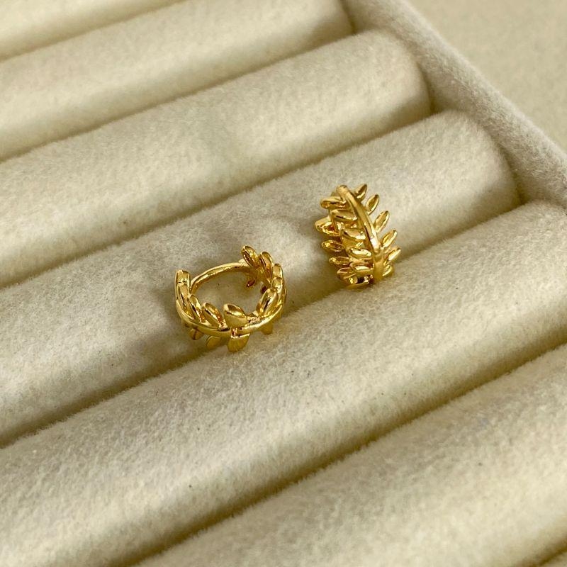 ARGOLA PEQUENA EM OURO - AP062601