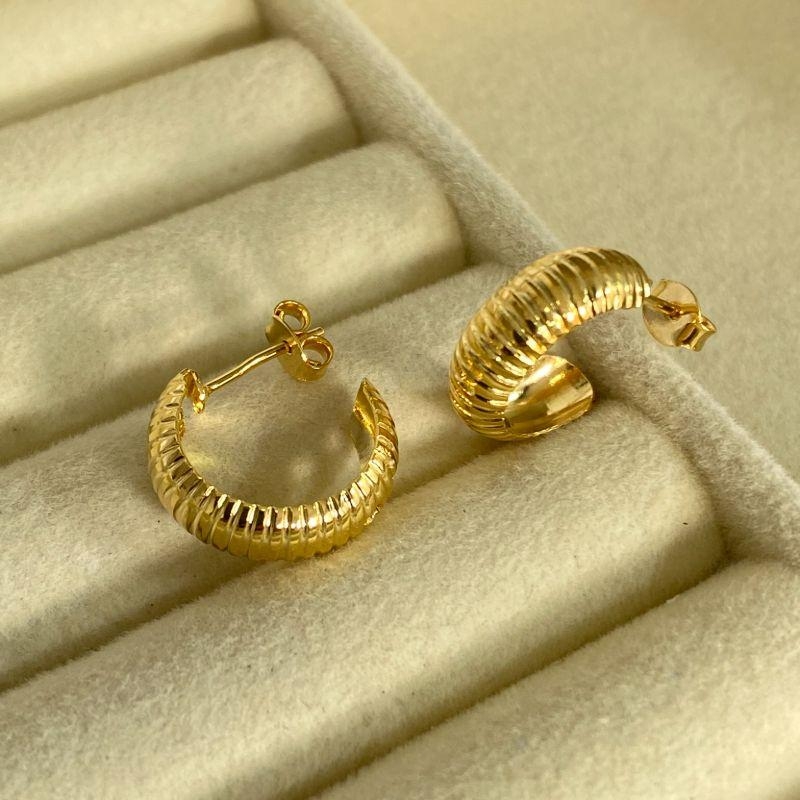 ARGOLA PEQUENA EM OURO - AP062603