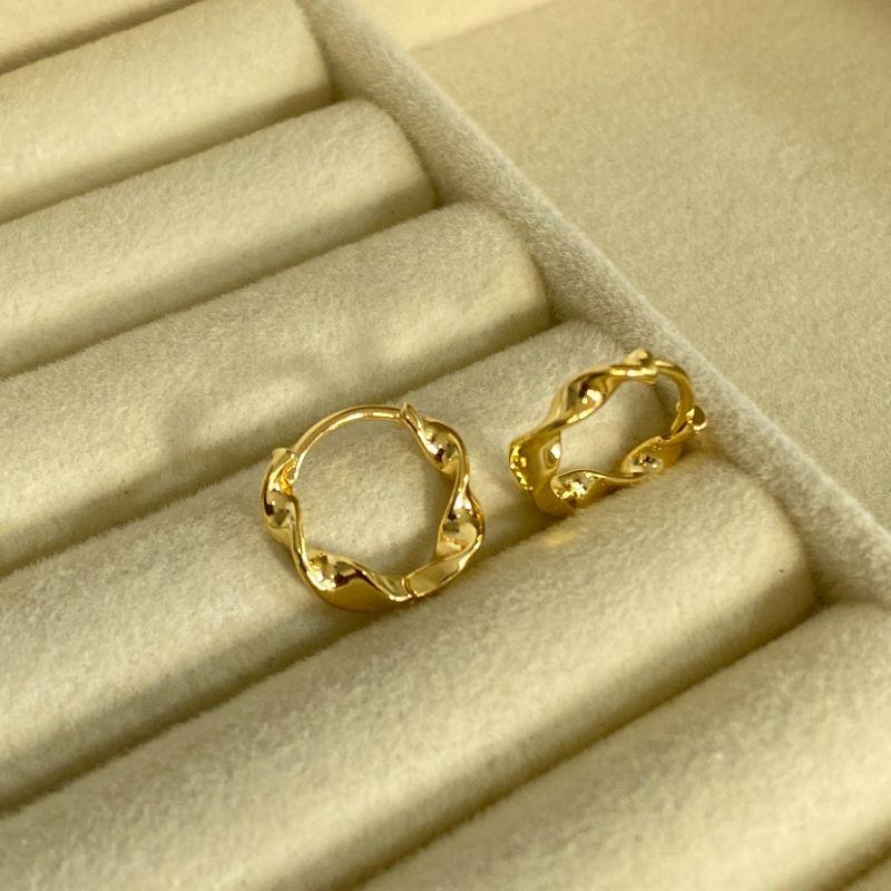 ARGOLA PEQUENA EM OURO - AP062615