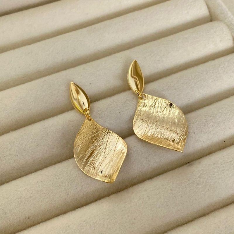 BRINCO MEDIO EM OURO - BM032619