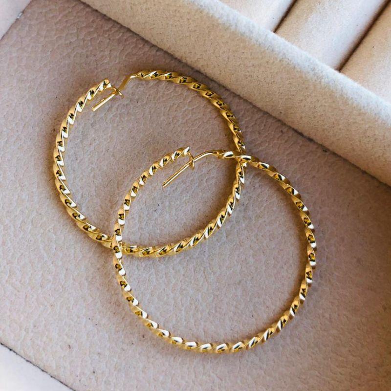 ARGOLA GRANDE ENTRELAÇADA EM OURO - AG092501